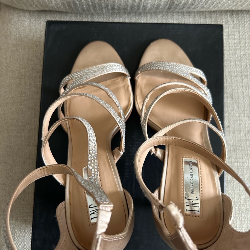 INC REGANN2 Bisque size 10M 4in heel